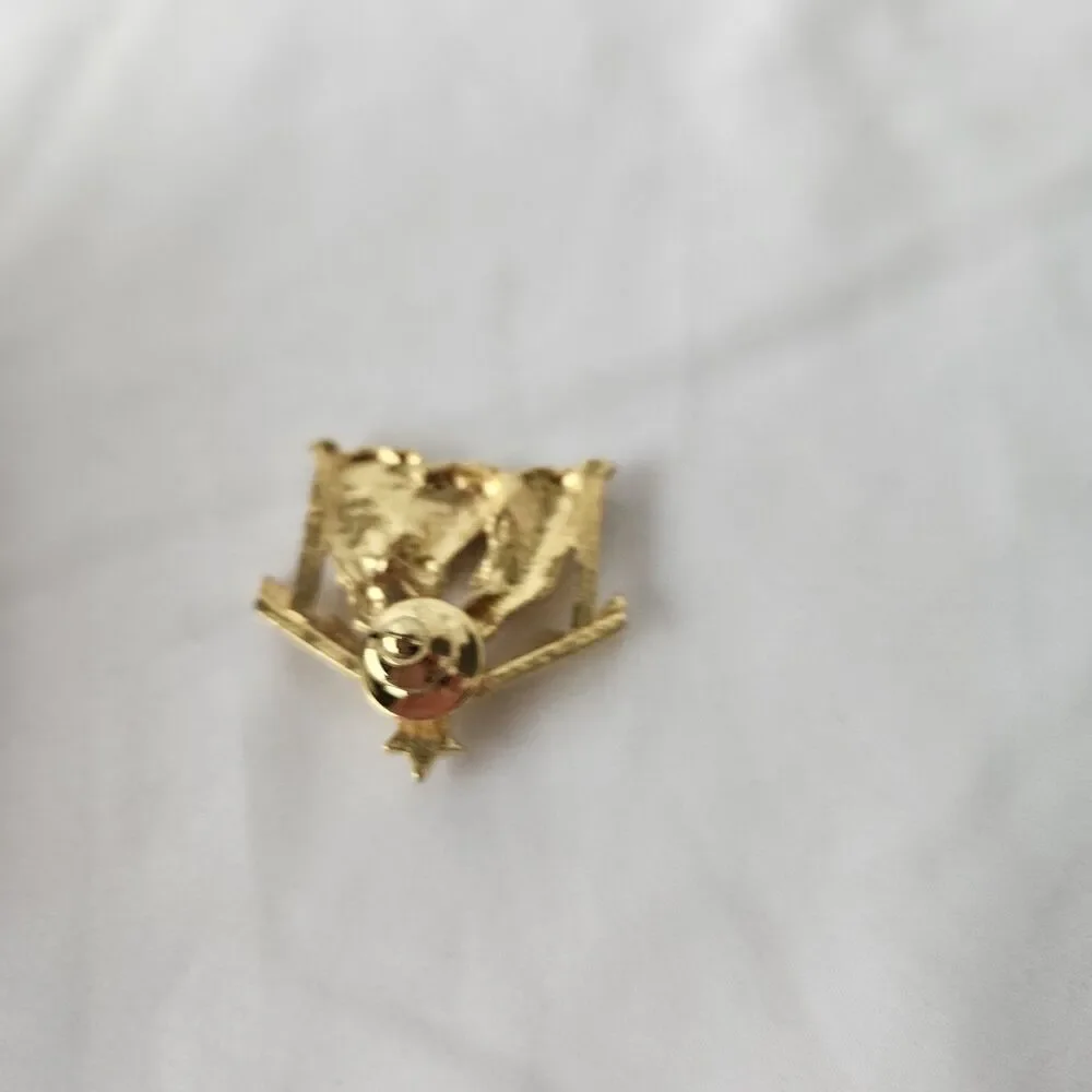 Vintage Gold Tone Nativity Scene Pin Brooch Star Rhinestone Holy Family